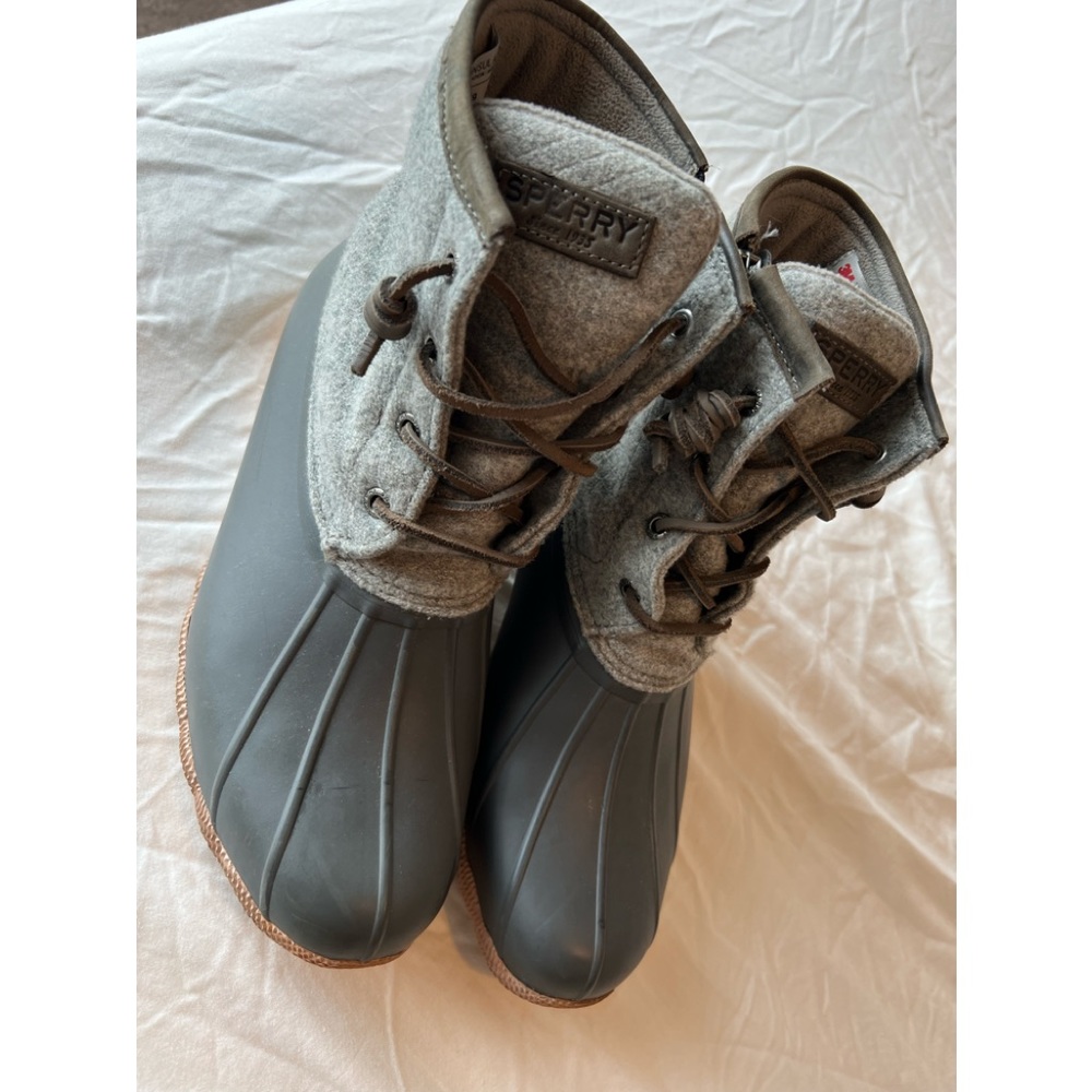 Sperry Womens 9.0 boots